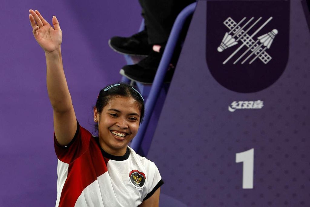 Gregoria Mariska Tunjung merayakan kemenangan saat berlaga melawan Ratchanok Intanon dari Thailand di Porte de la Chapelle Arena, Paris, pada 3 Agustus 2024.