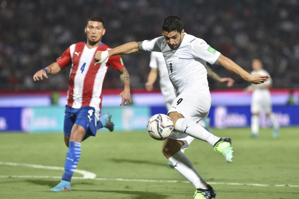 Penyerang Uruguay, Luis Suarez, melakukan sepakan kaki kiri terarah yang mengawali golnya ke gawang Paraguay pada laga Kualifikasi Piala Dunia 2022, Jumat (28/1/2022) WIB, di Stadion Jenderal Pablo Rojas, Kota Asuncion, Paraguay. Gol itu cukup untuk mengantarkan Uruguay unggul 1-0. 
