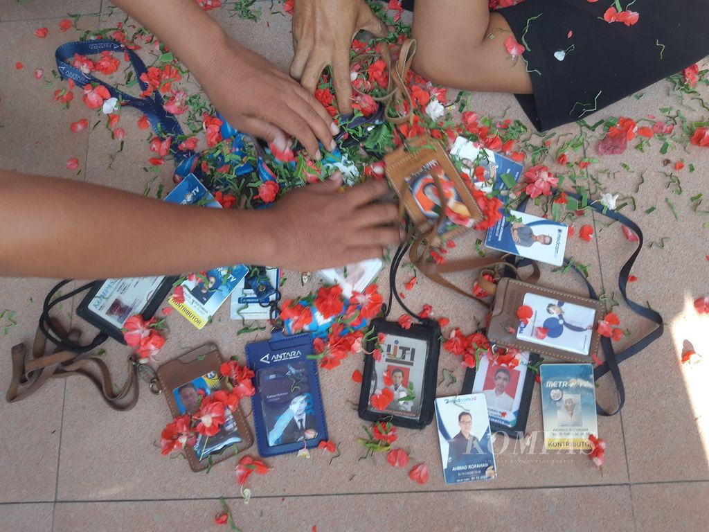 A group of journalists scattered flowers over a pile of press cards in front of the Office of the Regional People's Representative Council (DPRD) of Cirebon Regency, West Java, on Friday (17/5/2024). The action, initiated by the Indonesian Television Journalists Association of Cirebon Raya and representatives of the Bandung Independent Journalists Alliance, aimed to criticize the Broadcasting Bill which is considered a threat to press freedom.