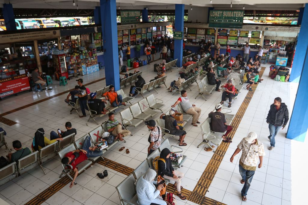 Suasana ruang tunggu di Terminal Kampung Rambutan, Jakarta, Senin (17/4/2023). Hingga Minggu (16/4/2023), jumlah penumpang bus di Terminal Kampung Rambutan terus meningkat.