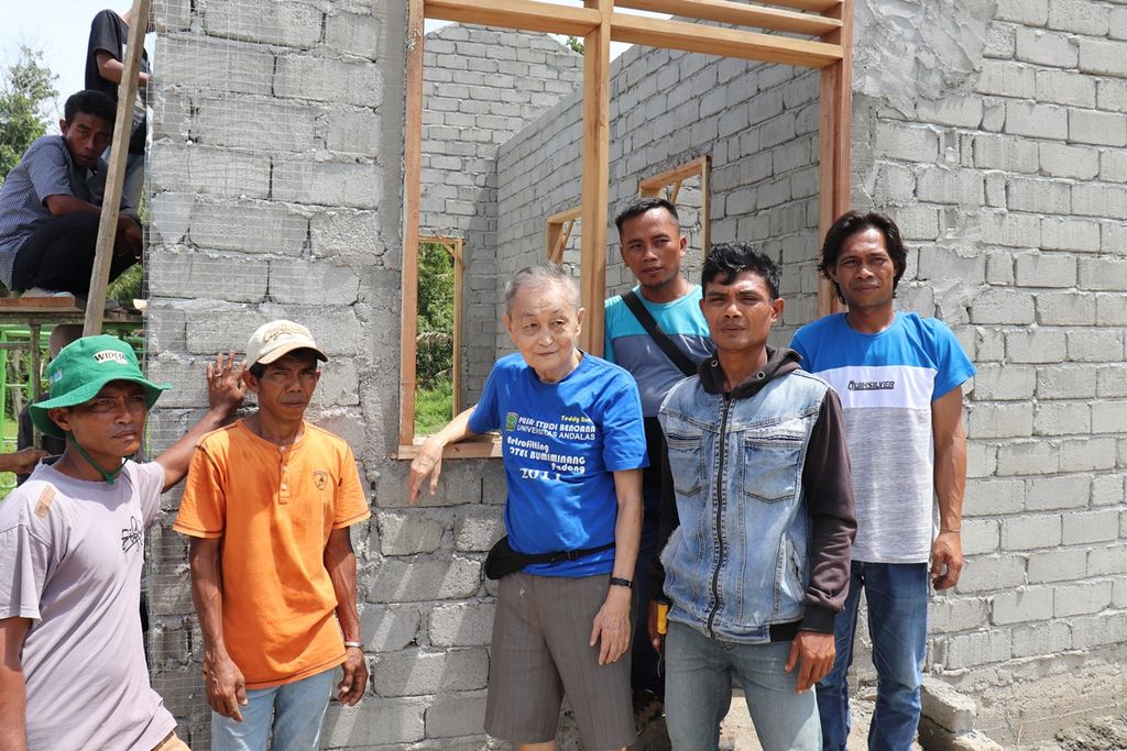 Ahli gempa Teddy Boen (baju biru) berpose bersama para tukang yang mengikuti pelatihan membangun rumah tahan gempa di Desa Rogo, Kecamatan Dolo Selatan, Kabupaten Sigi, Sulteng, awal Desember 2019. 