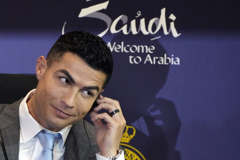 Bintang sepak bola Cristiano Ronaldo dalam arsip foto per 3 Januari 2023 menghadiri konferensi pers sebagai pemain baru klub Liga Arab Saudi, Al Nassr di Riyadh, Arab Saudi.