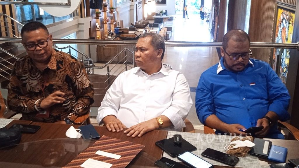 Tim kuasa hukum Gubernur Papua Lukas Enembe dan Muhammad Rifai Darus (kemeja biru) selaku juru bicara di Kota Jayapura, Papua, Senin (12/9/2022).