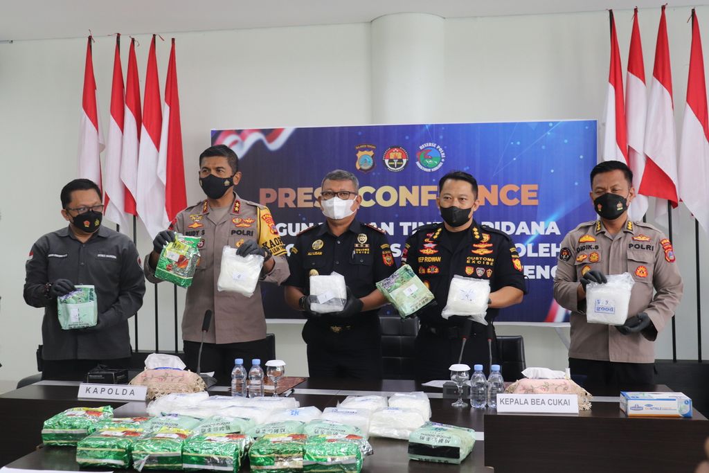 Kepala Polda Sulteng Inspektur Jenderal Rudy Sufahriadi (kedua dari kiri) di Palu, Sulteng, Selasa (28/12/2021).