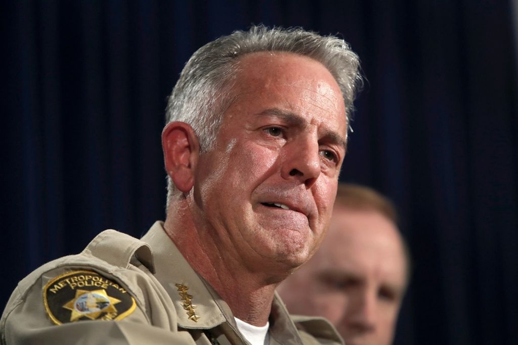 Sheriff Joe Lombardo mendengar pertanyaan wartawan dalam konferensi pers di kantor Kepolisian Metro Las Vegas, Rabu (4/10). Lombardo kini terpilih menjadi Gubernur Negara Bagian Nevada, Amerika Serikat. 