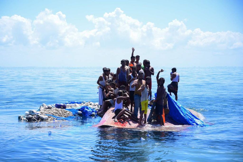 Pengungsi Rohingya dievakuasi tim Basarnas di perairan Aceh barat pada 21 Maret 2024.