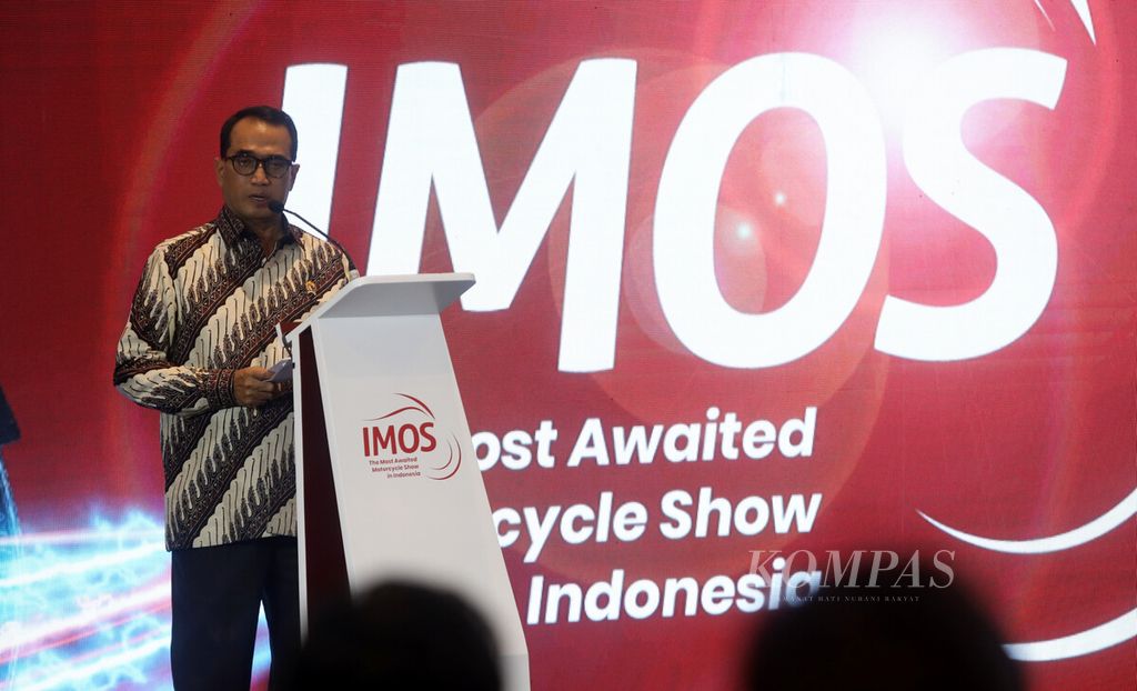 Menteri Perhubungan Budi Karya Sumadi memberi sambutan saat pembukaan pameran otomotif Indonesia Motorcycle Show (IMOS) 2022 di Jakarta Convention Center (JCC), Senayan, Rabu (2/11/2022). 