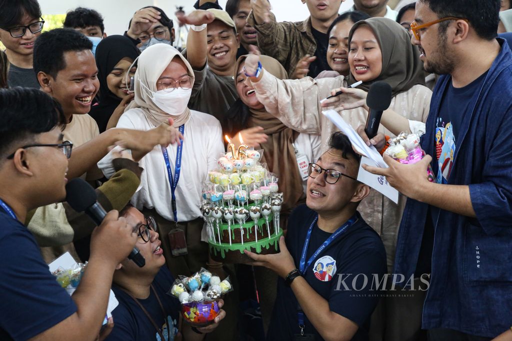 Kemeriahan puncak acara HUT ke-16 Kompas Muda di Kompas Institute, Jakarta, Sabtu (4/2/2023). Kegiatan yang dilaksanakan secara hibrida tersebut dihadiri peserta komunitas Kompas Muda.