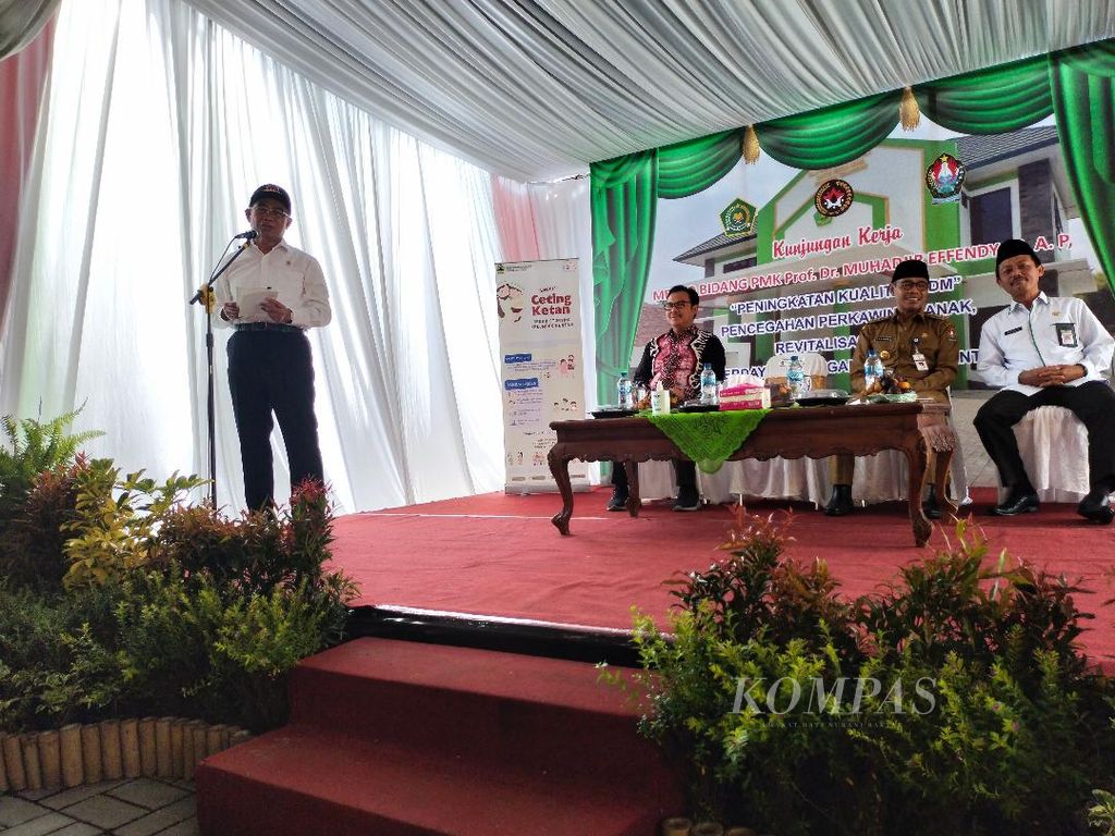 Menteri Koordinator Bidang Pembangunan Manusia dan Kebudayaan Muhadjir Effendy memberikan paparan dalam kunjungan kerjanya di KUA Temanggung, Kabupaten Temanggung, Jawa Tengah, Selasa (8/11/2022).
