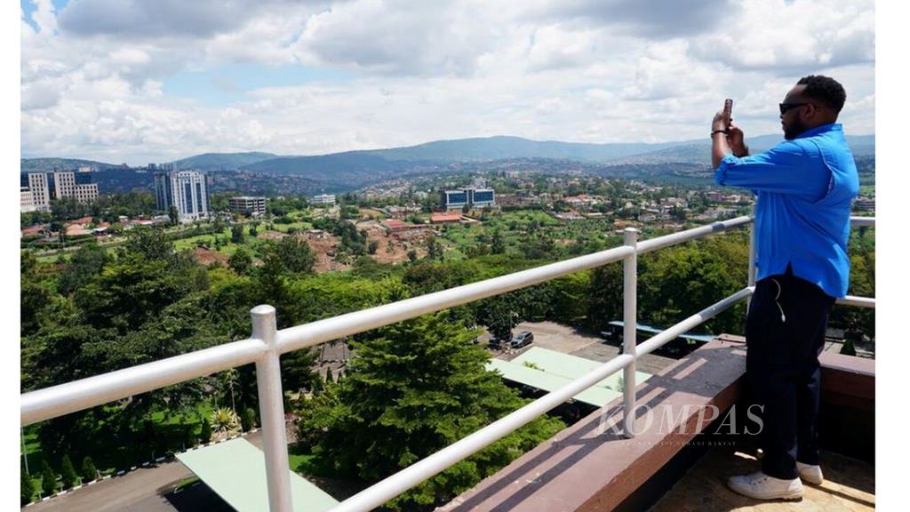 Pemandangan kota Kigali dari atas Museum Kampanye Antigenosida.