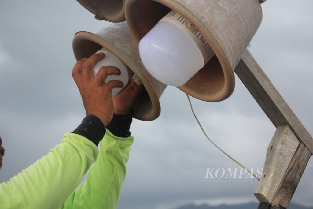 Nelayan memasang lampu <i>light emitting diode</i> (LED) dengan daya 30-45 watt pada tiang perahu di perairan Samudera Indonesia dekat Pantai Cisolok, Kabupaten Sukabumi, Jawa Barat, Senin (29/4/2019). 
