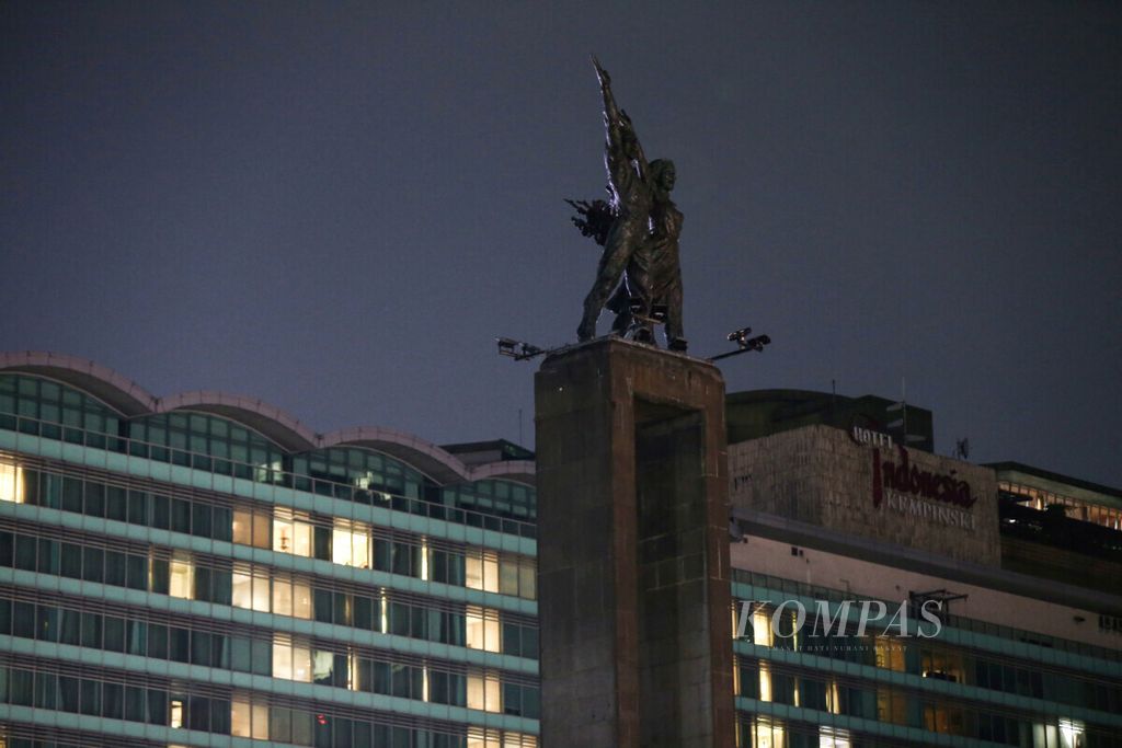 Monumen Selamat Datang di Bundaran Hotel Indonesia, Jakarta Pusat, saat pelaksanaan Earth Hour, Sabtu (30/3/2019) malam. Earth Hour 2019 di Jakarta berlangsung selama satu jam, mulai pukul 20.30 hingga pukul 21.30 WIB, sebagai gerakan global hemat energi.
