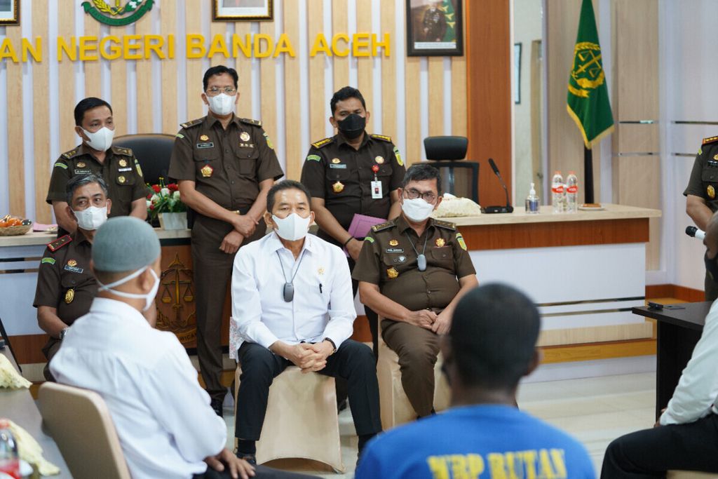 Jaksa Agung Sanitiar Burhanuddin melihat secara langsung pelaksanaan penghentian penuntutan berdasarkan keadilan restoratif di Kejaksaan Negeri Banda Aceh, Aceh, Rabu (10/11/2021).