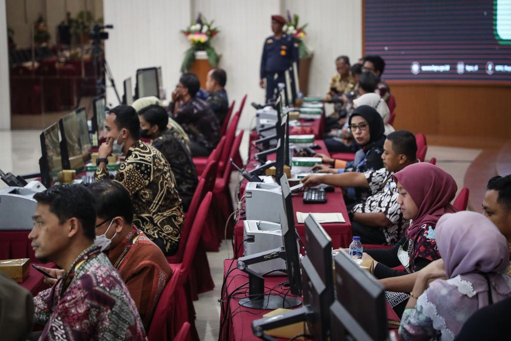 Aktivitas petugas pengajuan bakal calon anggota DPR di kantor KPU, Jakarta, Jumat (5/5/2023). 