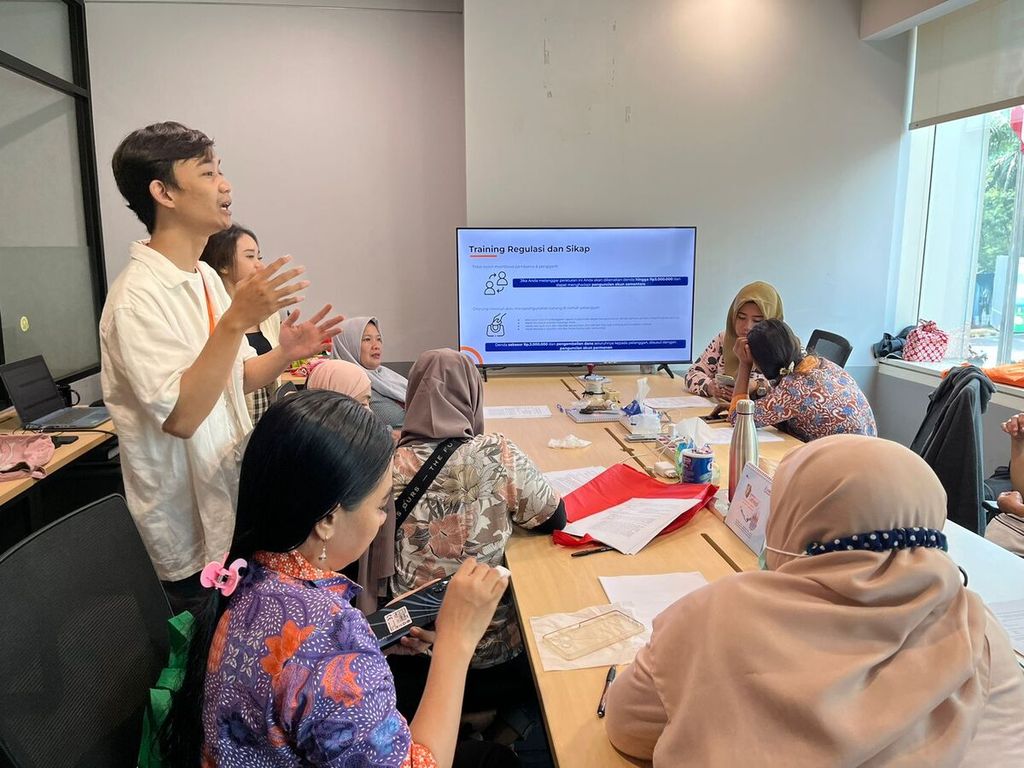 Suasana pelatihan para calon pekerja bTaskee Indonesia di kantor bTaskee di Jakarta, Desember 2023.