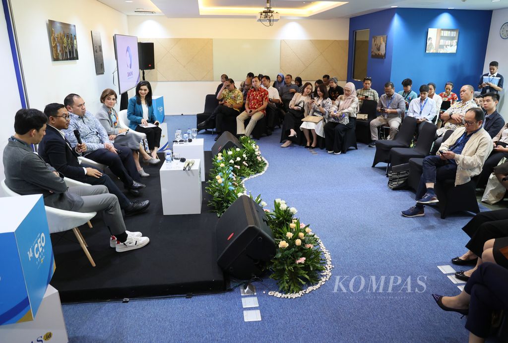 Dari kiri, peneliti Litbang <i>Kompas</i> Budiawan Sidik, peneliti CSIS Arya Fernandes, Kepala Badan Pengembangan Keuangan Digital Kadin Pandu Sjahrir, ekonom Indef Aviliani, dan moderator Frisca Clarissa dalam Corporate Affairs Room yang digelar di Kantor Redaksi Harian <i>Kompas</i> di Jakarta, Kamis (30/11/2023). Acara diskusi yang menjadi rangkaian 14th Kompas100 CEO Forum <i>Powered by</i> PLN ini mengambil tema ”Masa Depan ESG Menuju Tahun 2024”. Diskusi ini diikuti oleh perwakilan <i>corporate secretary</i> dan <i>corporate communication representative</i> perusahaan. 