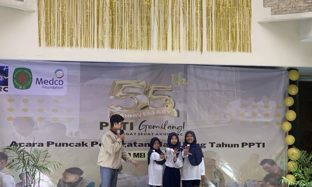 Penampilan "lenong bocah" edukasi tuberkulosis saat acara peringatan Hari Ulang Tahun Ke-55 Perkumpulan Pemberantasan Tuberkulosis Indonesia (PPTI) di Jakarta, Sabtu (27/5/2023).