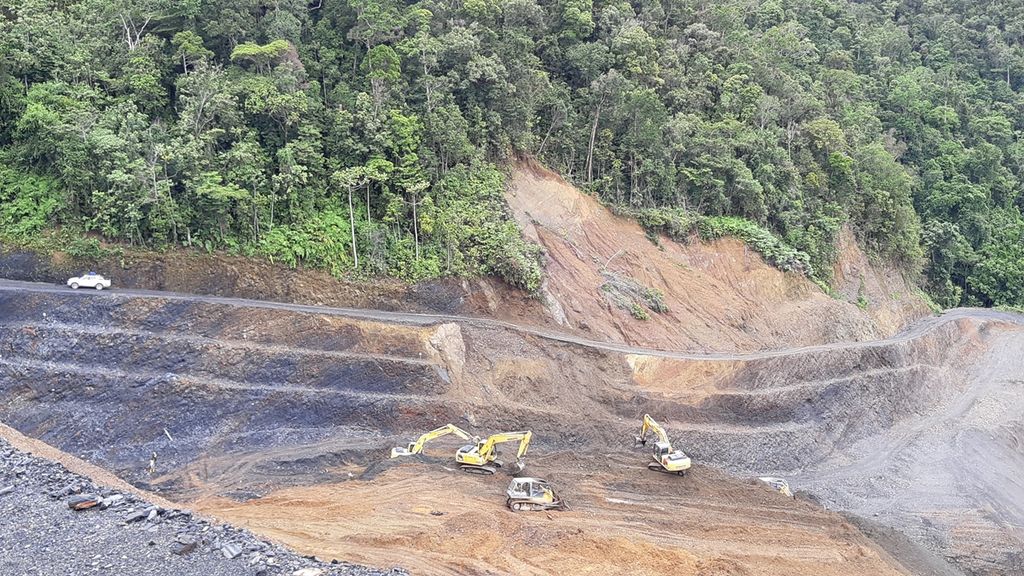 Pembangunan jalan Trans Papua di daerah Kabupaten Yalimo.