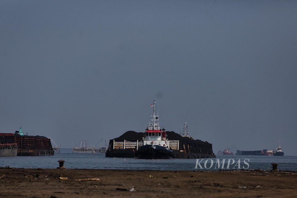 Tongkang batubara dari Kalimantan hendak bersandar di Pelabuhan KCN Marunda, Jakarta Utara, untuk melakukan pembongkaran, Rabu (5/1/2022). 