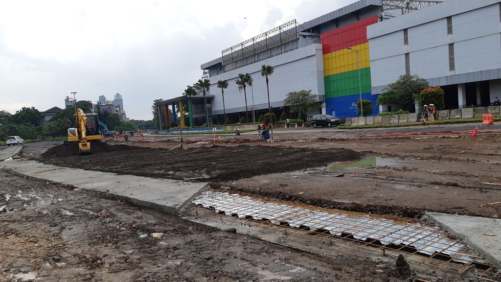 Para pekerja dari kontraktor Jaya Konstruksi menyelesaikan pengerjaan proyek lintasan untuk sirkuit Formula E di kawasan Ancol, Jakarta Utara, Rabu (23/2/2022). Pembangunan lintasan yang dimulai 3 Februari lalu sampai hari ini sudah mencapai 28,50 persen. Lintasan balapan sepanjang 2.400 meter itu ditargetkan selesai akhir Maret 2022.