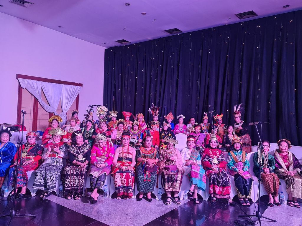 Ibu-ibu anggota Paduan Suara Mitra Seni Indonesia membawakan sejumlah lagu pada Pembukaan ASEAN Confederation of Woman’s Organization (ACWO) Forum and Expo 2023 di Gedung Smesco, Jakarta, Selasa (24/10/2023). 