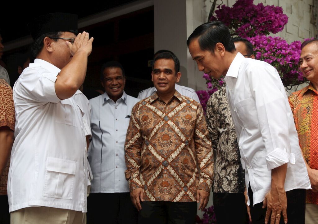Ketua Umum Partai Gerindra Prabowo Subianto dan Presiden terpilih Joko Widodo saling memberi hormat seusai bertemu di rumah orangtua Prabowo di Jalan Kertanegara, Jakarta Selatan, Jumat (17/10/2014).