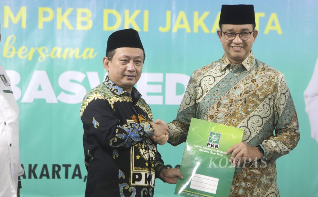 Ketua Dewan Pengurus Wilayah (DPW) PKB DKI Jakarta Hasbiallah Ilyas (kiri) menyerahkan surat rekomendasi DPW PKB kepada Anies Baswedan sebagai dukungan untuk maju ke Pilgub Jakarta di Kantor DPW PKB Jakarta. Pulo Gadung, Jakarta Timur, Kamis (13/6/2024). 