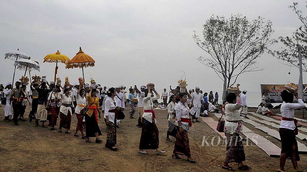 Umat Hindu  mengikuti rangkaian upacara Melasti di Pantai Marina, Kota Semarang, Jawa Tengah, Minggu (26/3). Ritual tersebut dilakukan untuk menyucikan diri sebelum mereka merayakan Nyepi.