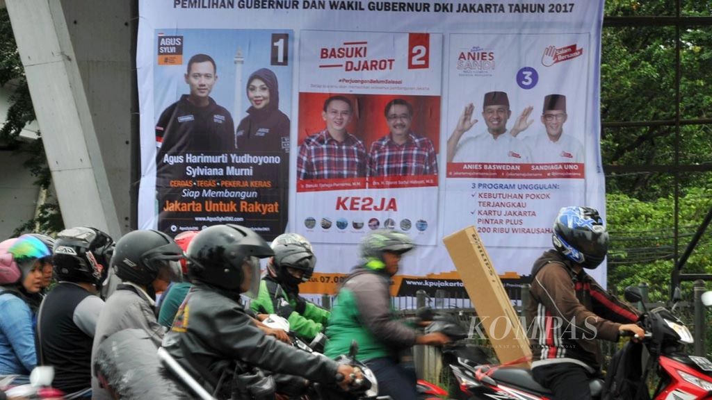KPU DKI Jakarta saat Pilkada 2017 memasang baliho bergambar tiga pasangan calon gubernur dan calon wakil gubernur di Jalan Daan Mogot, Jakarta Barat, Sabtu (14/1/2017). 