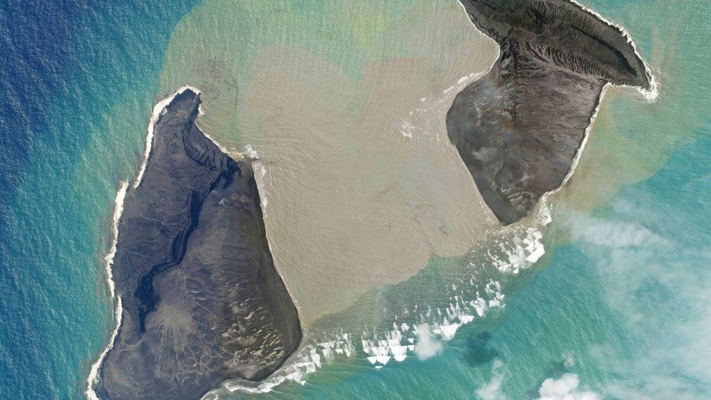 Dalam foto satelit yang diambil oleh Planet Labs PBC ini, sebuah pulau yang diciptakan oleh Gunung Hunga Tonga-Hunga Taapai sesaat sebelum letusan besar, 15 Januari 2022.