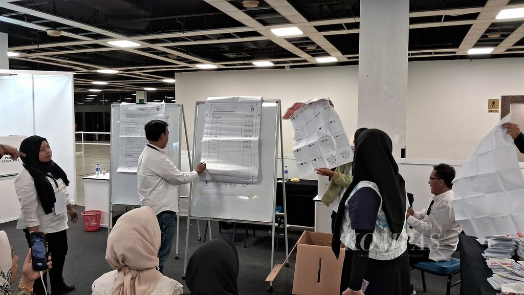 Kelompok Penyelenggara Pemungutan Suara Luar Negeri menghitung perolehan suara saat pemungutan suara ulang di Kuala Lumpur, Malaysia, Minggu (10/3/2024).