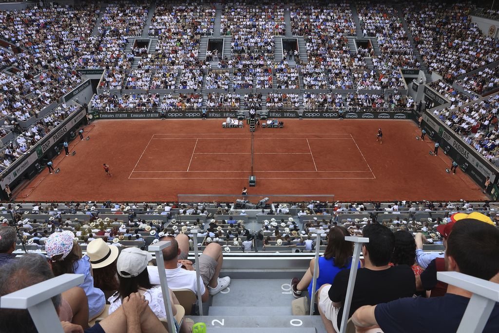 Penonton memadati Lapangan Philippe-Chatrier, Roland Garros, Paris, Minggu (11/6/2023), untuk menyaksikan laga final Grand Slam Perancis Terbuka antara Novak Djokovic dan Casper Ruud.