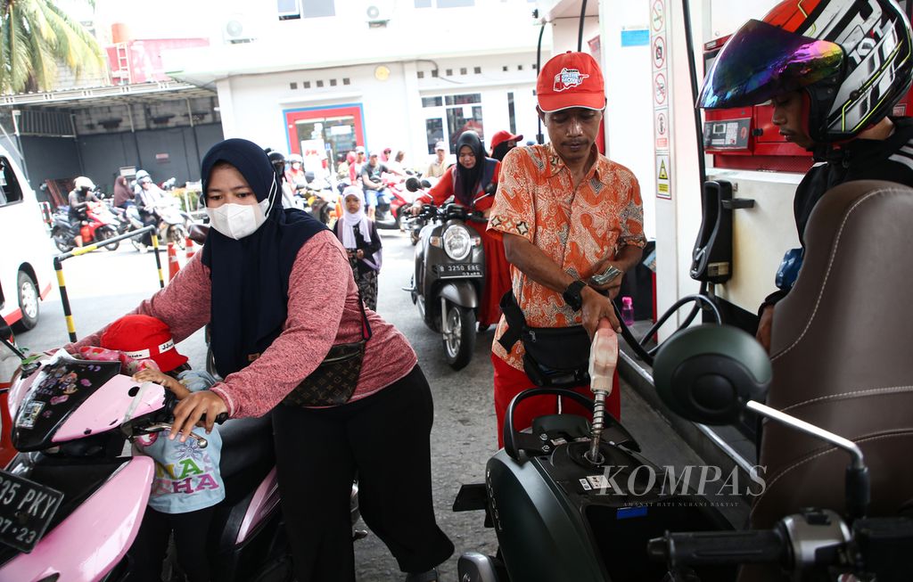 Petugas mengenakan baju batik saat melayani pelanggan di SPBU di kawasan Larangan, Kota Tangerang, Banten, Senin (2/10/2023). Dalam rangka menyemarakkan hari batik nasional, petugas SPBU di wilayah Tangerang mengenakan baju batik saat melayani pelanggan. 