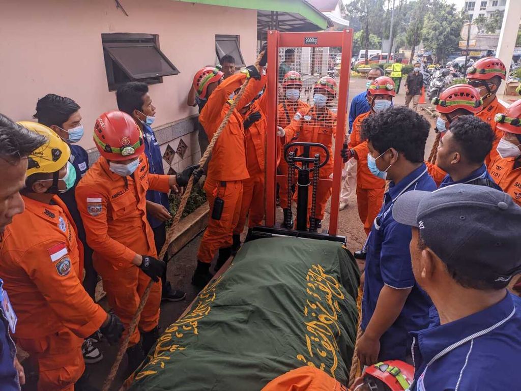 Belasan petugas dari Basarnas dan Rumah Duka Abadi menaikkan jenazah Fajri menggunakan <i>forklift</i> menuju lokasi pekuburan di TPU Menteng Pulo, Kamis (22/6/2023).