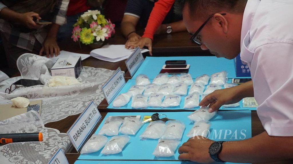 Petugas Badan Nasional Narkotika Provinsi (BNNP) Kalimantan Tengah mengatur barang bukti sabu di sela-sela jumpa media di Palangkaraya, Kalteng, Rabu (26/2/2020).