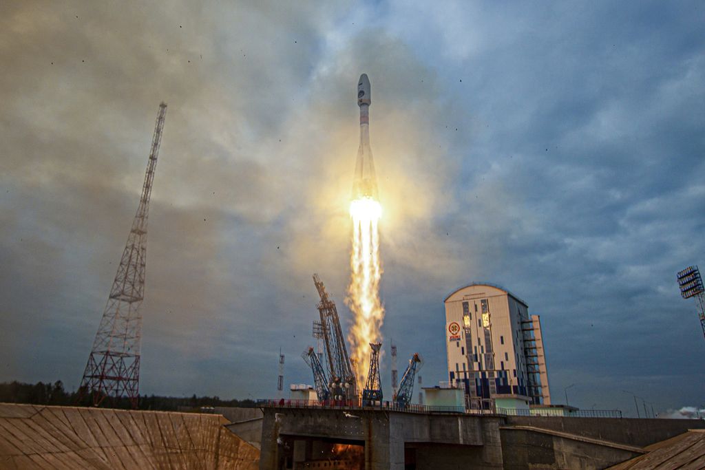 Gambar dari video yang dirilis Badan Kerja Sama Ruang Angkasa Rusia menunjukkan roket Soyuz-2.1b yang membawa pesawat pendarat di Bulan, Luna-25, terbang dari landasan peluncuran di Vostochny Cosmodrome, Rusia, Jumat (11/8/2023). 