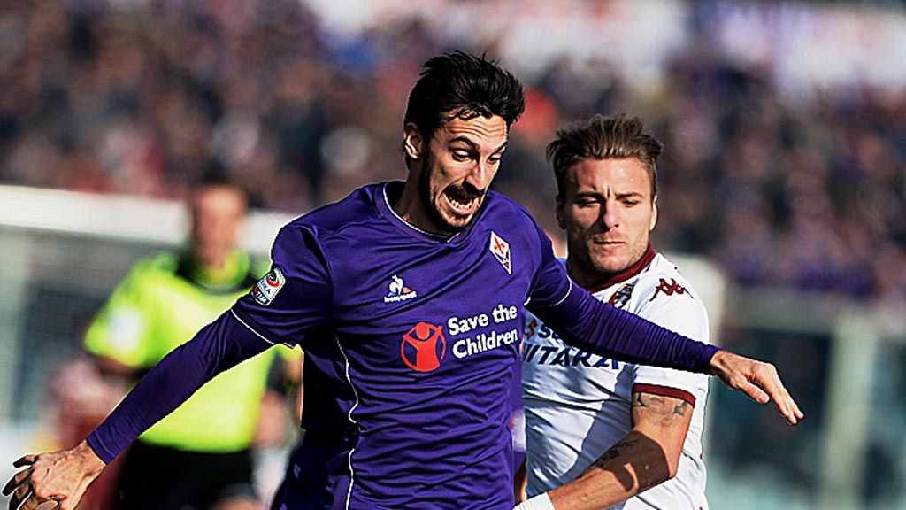 Kapten Fiorentina, Davide Astori (kiri), saat memperkuat timnya melawan Torino di Stadion Artemio Franchi, Firenze, pada 2016.  Astori, yang juga bek tim nasional Italia, ditemukan meninggal di kamar hotelnya di Udine, Minggu (4/3), menjelang laga Fiorentina melawan Udinese.