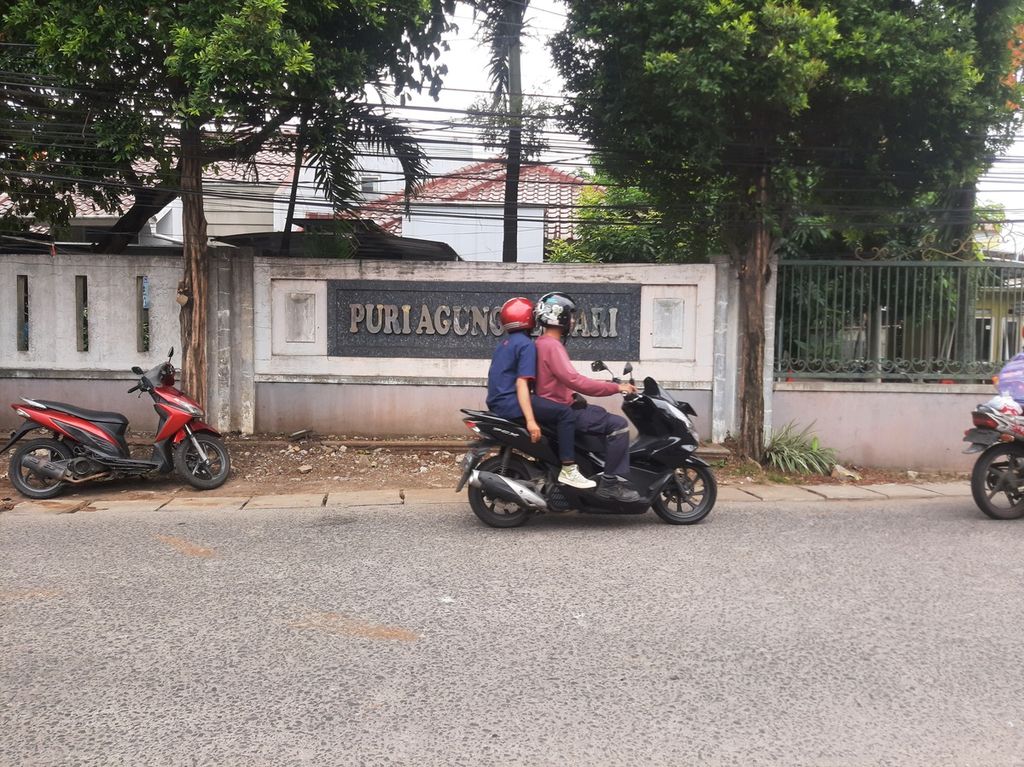 Pengendara sepeda motor di depan Perumahan Puri Agung Lestari, Kelurahan Tanah Baru, Kecamatan Beji, Kota Depok, Rabu (8/3/2023). Ahmad (42) menganiaya pasangan suami istri pada Jumat (3/3/2023)  yang menewaskan sang suami.
