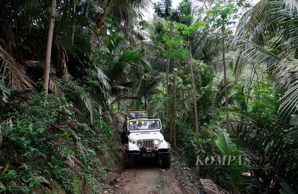 Wisatawan menggunakan kendaraan jip menyusuri sejumlah tempat yang menjadi potensi wisata desa di Desa Giritengah, Kecamatan Borobudur, Kabupaten Magelang, Jawa Tengah, Minggu (4/12/2023). 