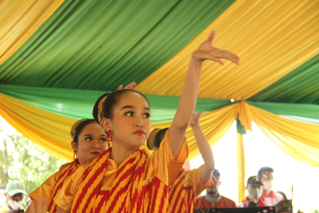 Tarian dalam seremonial kulminasi matahari di Kota Pontianak, Kalimantan Barat, Senin (21/3/2022).
