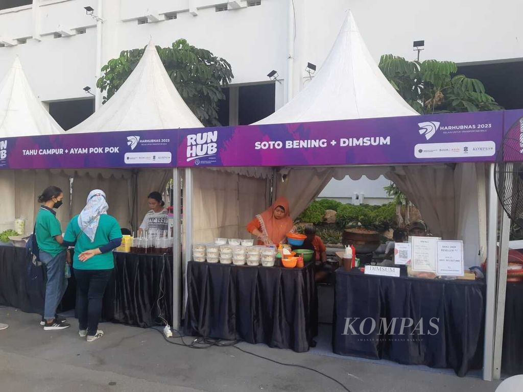 Berbagai kuliner produksi UMKM Surabaya mengisi tenda makan di RunHub 2023, Minggu (8/10/2023).