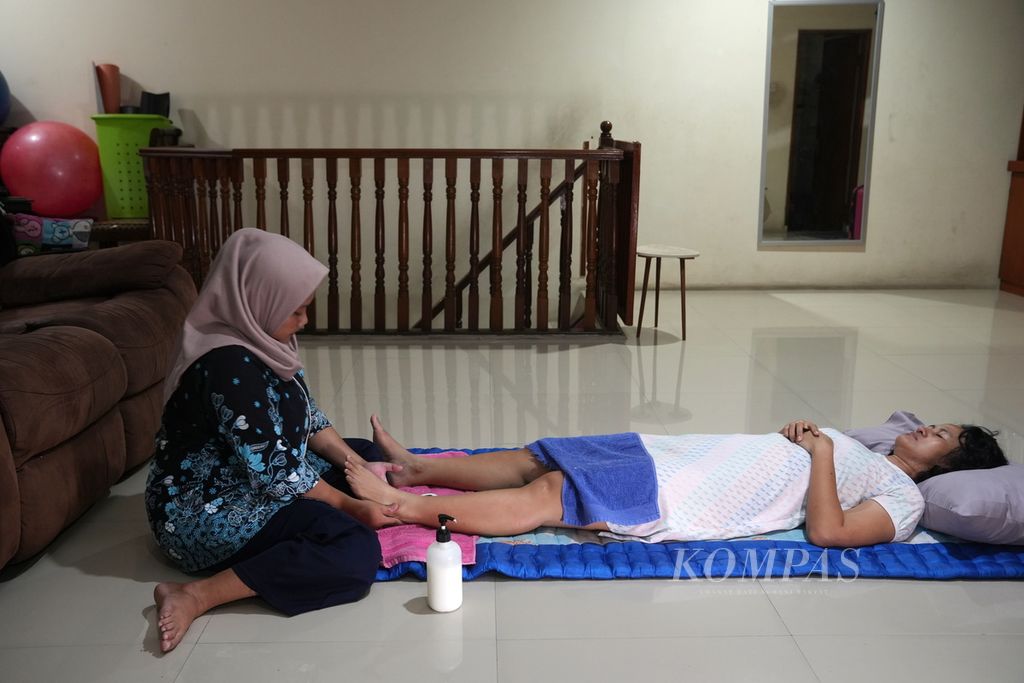 On Friday (19/4/2024), home call therapists were massaging their clients in Pondok Kelapa, East Jakarta. Urbanites who were tired after going home for Eid al-Fitr were revitalizing their energy and taking care of themselves through reflexology massages before returning to their normal activities.