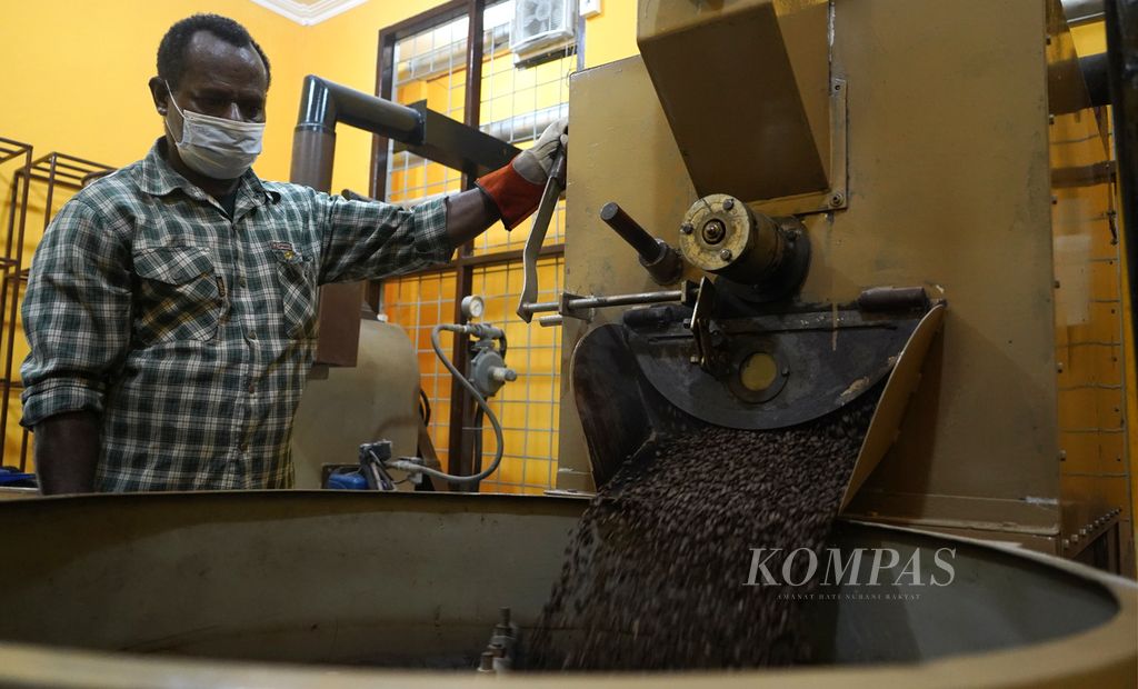 Pengurus koperasi menyelesaikan proses pemanggangan (<i>roasting</i>) biji kopi arabika di Rumah Kopi Amungme Gold, Timika, Papua, Kamis (17/3/2022).