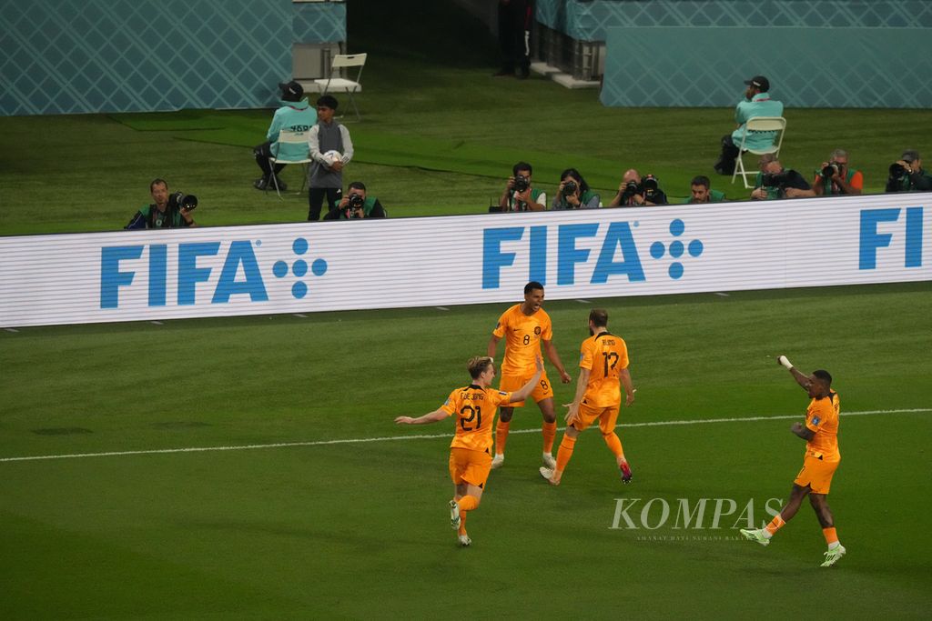 Para pemain Belanda merayakan gol yang dicetak Cody Gakpo ke gawang Ekuador di pertandingan fase Grup A Piala Dunia 2022 di Stadion Khalifa, Qatar, Jumat (25/11/2022). Pertandingan berakhir imbang 1-1. 