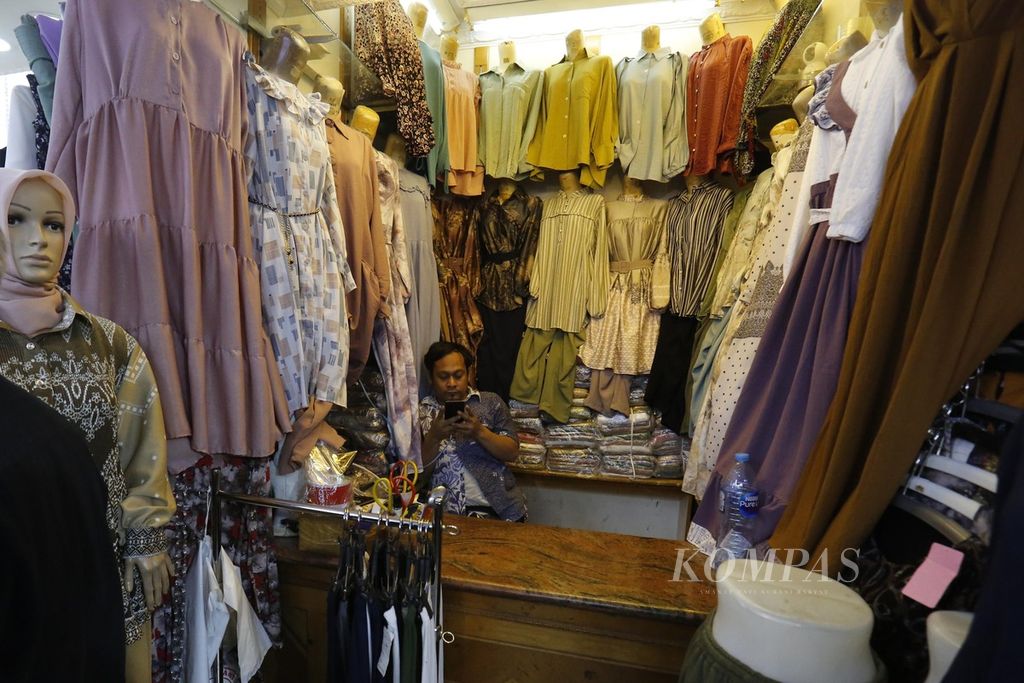 Pedagang pakaian menunggu pembeli di pusat grosir busana Tanah Abang, Jakarta, Selasa (19/9/2023). Para pedagang mengeluhkan turunnya omzet mereka karena kalah bersaing dalam harga dengan barang sejenis impor. 