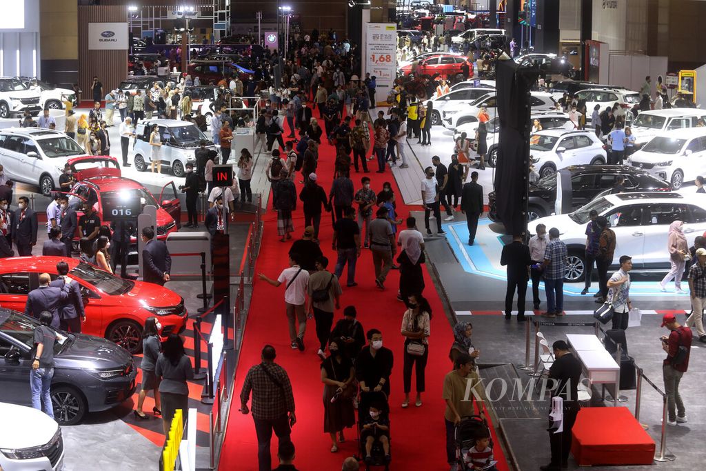 Suasana pameran Indonesia International Motor Show (IIMS) 2023 di Jakarta International Expo, Kemayoran, Jakarta, Kamis (16/2/2023). Penyelenggara Dyandra Promosindo menargetkan 400.000 pengunjung selama 11 hari pameran.