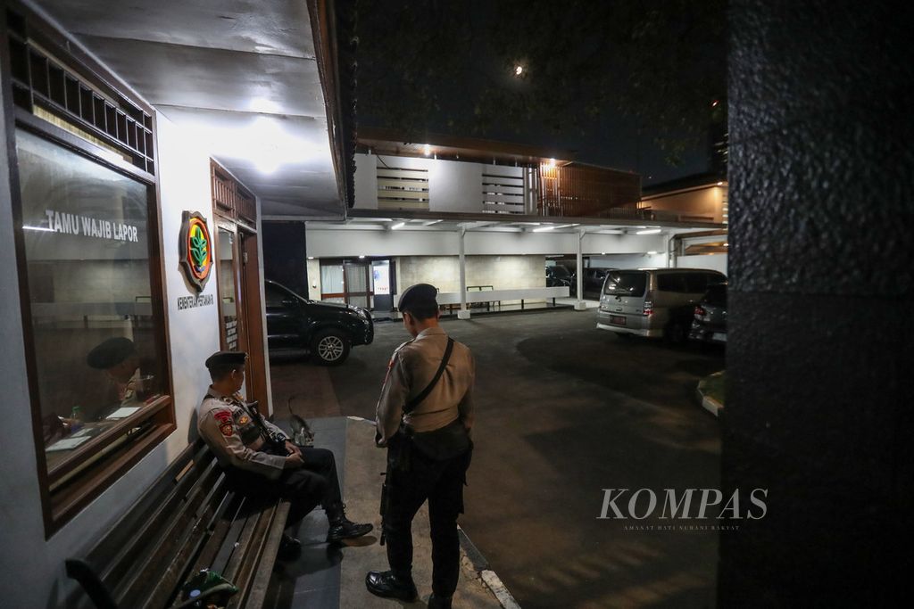 Dua polisi berjaga di dekat gerbang rumah dinas Menteri Pertanian Syahrul Yasin Limpo di Jalan Widya Chandra V, Jakarta Pusat, Kamis (28/9/2023). 