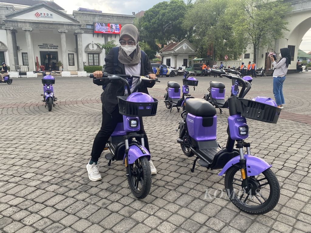 Warga mencoba sepeda motor listrik, Beam Rover, di halaman Balai Kota Semarang, Jawa Tengah, Sabtu (24/9/2022). Penggunaan kendaraan listrik akan digalakkan sebagai upaya memperbaiki kualitas udara di Kota Semarang. 