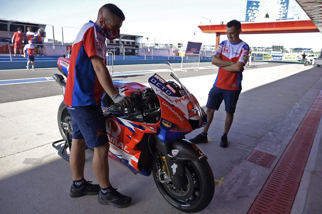 Mekanik tim Ducati Pramac memeriksa sepeda motor yang ditunggangi pebalap MotoGP, Johann Zarco, di garasi Sirkuit Termas de Rio Hondo, Argentina, Kamis (31/3/2022) waktu setempat.