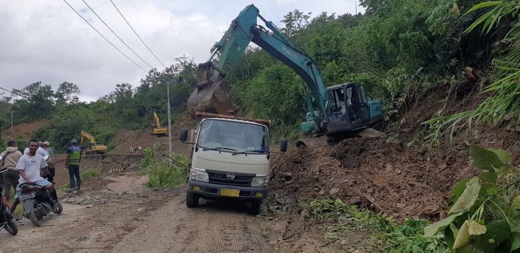 Pembersihan material longsor dari ruas jalan Mako-Modanmohe yang menghubungkan Kabupaten Buru Selatan dan Kabupaten Buru di Buru Maluku, Kamis (11/7/2024).